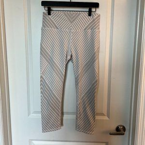 Alo Yoga High Waist Capri in White Sante Fe Engineered Print - Size L